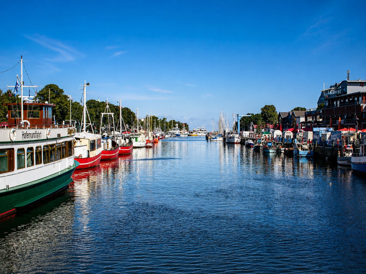 Blick auf den Alten Strom in Warnemünde mit Fischkuttern